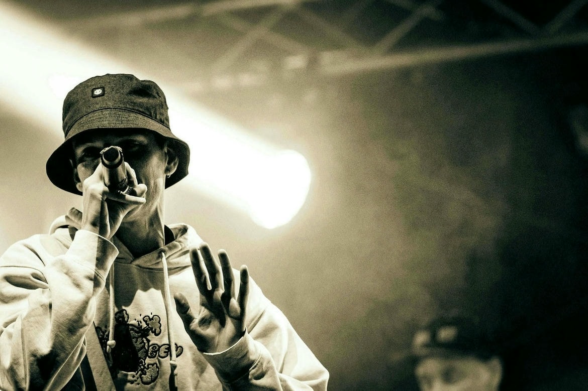 Abso Abso 2023-08-25,2024-06-21  ABSO

Reggae/ Vapor / Hip-Hop

C'est une très belle découverte que l'on vous propose de faire aujourd'hui, avec l'univers artistique d'Absollem, un jeune français qui a fait ses armes en sound system et en particulier à Bristol, où il a trouvé l'inspiration pour un premier projet intitulé simplement Chapter 1, et tout juste sorti chez Jamafra Records. Chapter 1 est le premier volet d'un projet plus large Off Road, dont on devrait voir les couleurs dans les mois à venir.

Côté riddims, Absollem s'est fait épauler par des beatmakers de grande qualité avec notamment son acolyte Matka, mais aussi Manudigital ou encore Naram. Le résultat est tout simplement bluffant, à l'image de Dem Gonna Ask You (en écoute ci-dessous), d'inspiration hip hop, où le flow du chanteur est géré à la perfection. Sur les 4 autres titres qui composent le projet, Absollem prouve qu'il est aussi à l'aise sur du reggae digital à la saveur 80s (avec Frowny Boss) que sur du reggae beaucoup plus roots comme sur Elders ou Old Banger, et même sur des ambiances plus vaporeuses avec Grumpy Rain.

Et si comme nous, vous avez l'impression d'avoir déjà entendu ou vu ce chanteur, c'est qu'il est aussi le grand gagnant du Playground Contest organisé par Fatbabs pendant le confinement. Il a d'ailleurs sorti un excellent titre avec Fatbabs Just One Step, dont le clip à découvrir plus bas est sorti au début du mois.

Artiste à découvrir absolument.

Management : Julie 0682794716 moonpearlproductions@gmail.com

NMB Booking : reggaedav.booking@gmail.com