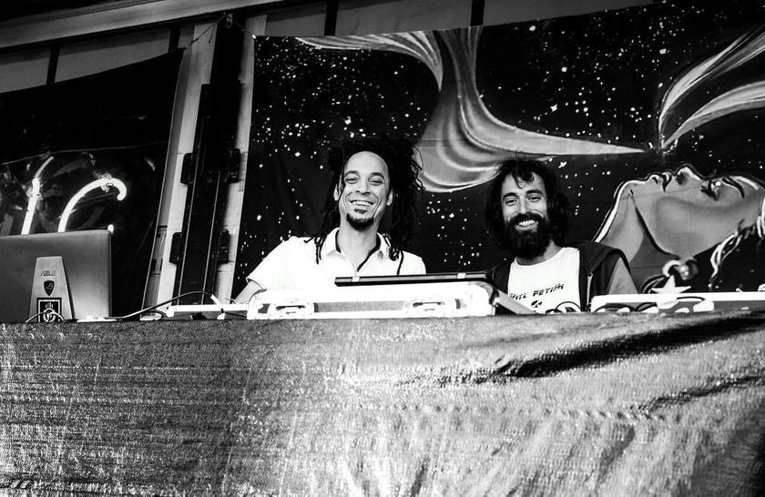 DJ-Chuppsetters-x-Jo-Bamboo-Station DJ Chuppsetters x Jo - Bamboo Station  Solifestival-4-Cersay-Val-En-Vignes-25-et-26-08-20,Solifestival-5-Cersay-Val-En-Vignes-23-24-08-2024 DJ Chuppsetters et Selecta Jo - Bamboo Station, c'est l'union de deux sélectas passionnés de Musique, Reggae et Dub particulièrement.

Nos deux compères sont présents sur les événements pour les Warm-Up et changements de plateaux durant les festivals etc.

Avec leur Box commune, particulièrement fournie et diversifiée, ils savent mettre le public dans le moov, quelque soit le style, du Roots au Stepper Electro-Dub !