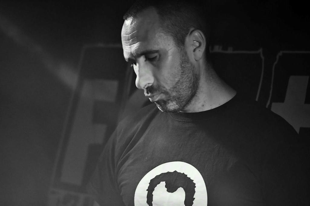 DJ-Foutrack-Deluxe DJ Foutrack Deluxe 2022-08-03  DJ Foutrack Deluxe propose des mix ultra dansants et éclectiques, capables de réconcilier toutes les chapelles musicales. Servi par une technique de mix fignolée et un vrai sens des transitions, les set de DJ Foutrack Deluxe sont des mélanges explosifs de tubes alternatifs finement choisis, testés et validés sur le dancefloor. Rock'N'Roll, Bass music, Electro-Rock, House, Hip-Hop, Ragga, Jungle, Pop, Techno et autres joyeusetés punkoïdes: Il se fait un malin plaisir à lancer des passerelles entre tubes plus ou moins maintsream et gros sons underground, et te fait la courte échelle pour danser sur des trucs que tu n'osais pas adorer…
 
Dans sa version caravane sound-system, la Foutrack Deluxe Mobile, ce joyeux foutraque sera servi depuis une belle machine animée et autonome qui s'inspire à la fois de la discomobile et des sound-system mobiles reggae / techno, toujours prête à transformer n'importe quel espace en dancefloor décomplexé!
 
DJ, machiniste et compositeur dans divers groupes Bordelais durant 10 ans puis devenu DJ Foutrack Deluxe depuis 2012, longtemps en duo et désormais solo, cet énergumène a peu à peu acquis une solide réputation dans sa capacité à faire exploser de joie un dancefloor, au fil de plus de 150 DJ Set en bars, clubs, Smac et festivals un peu partout en France. Ce qui l’a amené à partager l'affiche avec quelques-unes des idoles dont il mixe les track comme NTM, Birdy Nam Nam, Andy C, DJ moule, Svinkels, Shantel, Tha Trickaz, Baja Frequencia, Billy Ze Kick…