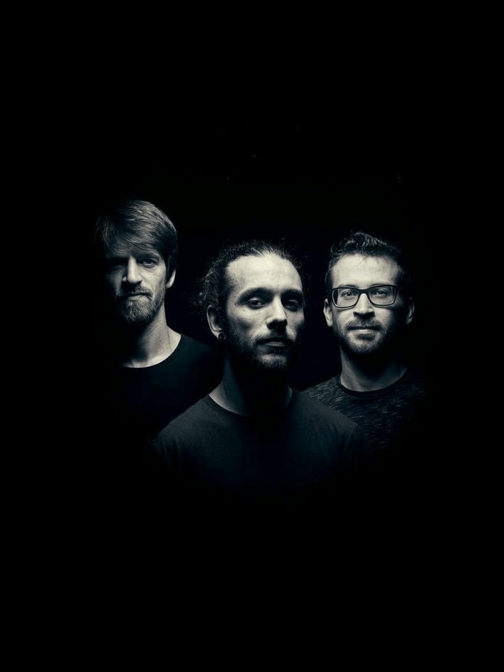 Full-Dub Full Dub 2019-09-07  Full Dub, c’est avant tout un duo incontournable de la scène dub française. Après 12 albums et EPs sous le label ODGProd leur dernier album, «Rewind» vient compléter cette démarche de renouveau et d’expérimentation propre à la scène dub actuelle.

Porté par la puissance des machines; leur show live électro dub vous entraîne dans un voyage électromagnétique. Leur dub s’inspire des meilleurs années du dub français tel la grande époque d’ « High Tone » ou « Improvisator Dub ».

Le duo nous plongera pour cette fin de soirée dans un univers organique et puissant , généreux et cinétique.

Source : "Terredecouleurs.asso.fr"