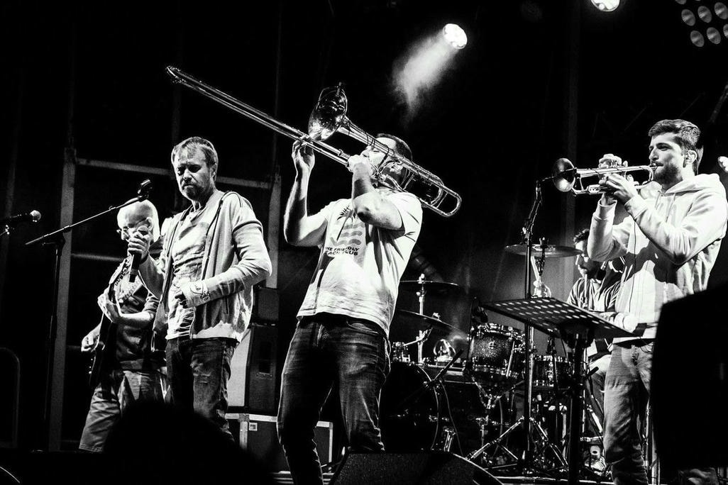 Insert-Coins Insert Coins 2023-08-25 Solifestival-4-Cersay-Val-En-Vignes-25-et-26-08-20 Depuis leur premier album sorti en 2000 et jusqu’au dernier EP qui a vu le jour en avril 2022, Insert Coins n’a cessé de répéter ce mantra shaolino-savoyard pas si zen : « Foutez-moi le bordel, faut qu’ça brasse !!! ».

Ce véritable cocktail sonore survitaminé (à 6 ingrédients !) est reconnu d’utilité publique par la ligue contre l’ennui et la déprime et c’est en live que l’effet énergisant de leur musique atteint son paroxysme. Pour parvenir à remuer l’audience à chacun de ses shows, le groupe distille un rock festif dignement hérité de la scène alternative française et du ska-punk. Le tout lifté par des riffs modernes acérés ainsi que des skanks entêtants.  Un mélange de saveurs idéal pour faire passer les messages de leurs textes souvent dénonciateurs et parfois désinvoltes.

Durant les centaines de concerts donnés par le groupe dans les festivals, bars et divers lieux associatifs en France et en Suisse, leur musique n’a jamais laissé de marbre le public !!! Insert Coins a pu partager la scène avec de grands noms tels que : Les Fatals Picards, Soviet Suprem, Les Wampas, Elmer Food Beat, Suzane, La Yegros, Lofofora, les Svinkels etc...

Début 2018, Insert Coins a changé de dimension en intégrant 2 nouveaux compères cuivrés au quatuor déjà en place continuant ainsi la mutation de ce groupe taillé pour la scène !   