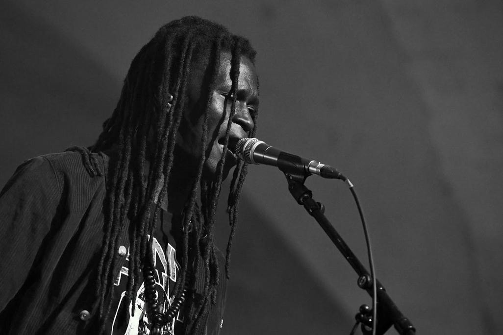 Lidiop Lidiop 2022-08-03 Solifestival-3-Orangerie-du-chateau-de-Thouars-03-08-2022 ALY DIOP a grandi dans un environnement de mélomanes REGGAE, musique d'où lui proviennent donc ses premières influences. Très tôt attiré par le reggae et le rap, Aly a commencé a reprendre les hits jamaïcains de l’époque et s'est rapidement initié au chant et au toast. LIDIOP a débuté sa vie artistique en 1994, à l’école primaire, dans le groupe YONNE BI POSSE, créé avec son frère et un ami qui partageaient sa passion pour le rap. La formation s’arrêta pour cause de déménagement. Il a démarré sa carrière solo et a gagné ses galons sur la scène sénégalaise à partir de 2005. La particularité de son style lui a apporté de nombreuses connexions et lui a permis d’assurer la première partie d’artistes et groupes de renom, comme Frère Guisse Carlou. Il a participé à de nombreux projets et concours et intégré le collectif de musiciens reggae NATURAL MYSTIK VIBS (avec Natty Jean et autres). En 2009, il a participé à l’émission de télé-réalité SUPER STAR diffusée sur la RTS1 puis, en 2011, à RELEVE BI. Son parcours lui a fourni une grande reconnaissance sur le plan national. Aujourd’hui Lidiop est installé à Paris, pour se faire connaître du public français et européen, partager sa musique et préparer la sortie de son premier album, qui verra la participation d’artistes tels que Meta and The Cornerstones. Sa devise est : “just living simple and be very humble, humility simpliciy is the way of my life”.