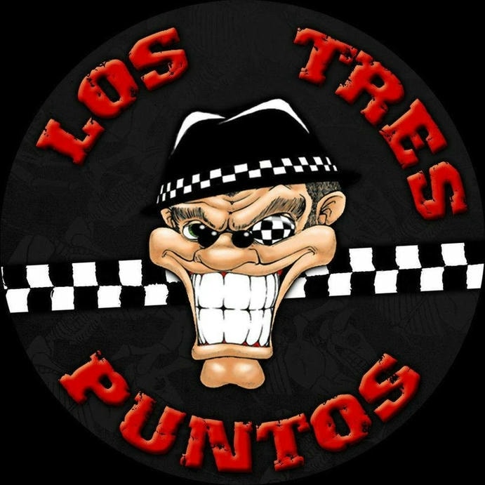 Los-Tres-Puntos Los Tres Puntos 2019-09-07,2024-08-24 Solifestival-2-Hypprodrome-79100-Ste-Verge,Solifestival-5-Cersay-Val-En-Vignes-23-24-08-2024 Survivant du ska punk 90’s, marqué au fer rouge par le rock alternatif 80’s, LOS TRES PUNTOS c’est L’entrain du ska et la rage du punk rock pour un cocktail explosif. Rythmique effrénée et implacable relevée par une section cuivre virtuose, où les textes chantés en français et espagnol croque le quotidien de notre époque sombre et torturée.

Le nouvel EP « El Sistema » ne déroge pas à ce son si typique rendant reconnaissable parmi 1000 la signature des Puntos. Enregistré au Studio garage (Paris 20e) par Tristan Mazire, c’est un retour dans ce studio tant affectionné par le groupe (Album « SIOH » et « 10 ans ferme »). Efficace et néanmoins pointu, « El Sistema » est à l’image de là où en est le groupe … Préférant la qualité à la quantité … Pas de remplissage, juste de l’essentiel et du sens !

LOS TRES PUNTOS, reconnu pour ses concerts endiablés depuis 1995, tiens haut la barre d’une certaine façon d’appréhender le musical et l’extra-musical. Fidèle à leurs valeurs humanistes, le parcours de Los Tres Puntos est des plus limpides et irréprochables.
Fervent défenseur de l’autoproduction et du DIY, LOS TRES PUNTOS c’est 28 ans d’activisme, plus de 900 concerts dans toute l’Europe et au Mexique, 6 opus autoproduits, plus de 40 000 albums vendus …           