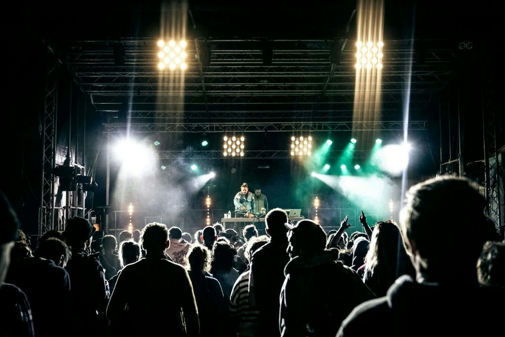 Mahom Mahom 2023-08-26 Solifestival-4-Cersay-Val-En-Vignes-25-et-26-08-20 

Mahom n’a jamais cessé d’aller de l’avant depuis 2005 ! Avec des centaines de milliers de vues et d’écoutes, plus de 300 concerts dans toute l’Europe et une dizaine de vinyles, Antoine et Joris se sont taillés une place en or dans le paysage du Dub français que confirme aujourd’hui la sortie de « King Cat », cinquième album réalisé avec l’aide précieuse de Panda Dub. Un disque moderne et électro qui flirte sans cesse avec les codes traditionnels du genre.

Sublimés par l’artwork de Irie Design, les douze titres de ce nouvel album signent le retour en force du duo. Simple, généreux, exigeant et fédérateur, son propos grandit et prend de la hauteur, à l’image du Maneki-neko, le chat si cher au duo depuis l’album « The Skankin’ Cat ». Au sommet des gratte-ciels, au cœur d’un univers urbain et contemporain, « King Cat » parle du destin pessimiste d’une société en plein bouleversement philosophique, mais aussi d’espoir, de vie, d’amour. Il nous fait pencher tantôt vers la face sombre du dub stepper, puis vers le planant et l’atmosphérique, une alchimie subtile et une vraie maturité sublimées par la direction artistique de Panda Dub.

Parmi les invités, la sublime voix de Luiza, rencontrée pendant la tournée, nous délivre une magnifique reprise de Françoise Hardy (Le Temps de l’amour) et un stepper rebondi (Snowball). Enfin, on note également la participation du MC Green Cross (sur le terrible Digital Badness), qu’on aura déjà écouté aux côtés d’Ondubground ou encore Biga Ranx.

Manifeste ambiant et militant, pilier majeur dans l’édifice de Mahom, « King Cat » célèbre tous les visages du Dub. Trois petites lettres qui délivrent un message universel d’amour, de liberté, de générosité. Des vertus à cultiver d’arrache-pied au cœur d’un quotidien difficile et plein de défis, malade de ses solitudes mais avant tout riche de ses différences.

                        