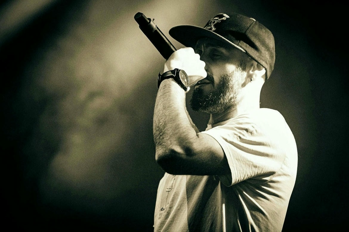 Monkey-D Monkey D 2023-08-25  Monkey D se lance dans la musique ado, sur les coups de 16 ans, où il passe d'une expérience à une autre mélant Ska, Punk, Reggae, Métal, HipHop.

Toute fusion est bonne à prendre !

Après un an (2012/2013) à faire bouger les dancefloors japonnais entre Osaka et Tokyo sur des mix Electro et Drum&Bass, Il consacre trois années avec Politricks, Reggae Band Brestois, avec qui il fera les premières parties de Pablo Moses et Gladiators entre autres et se retrouvera sur certains Festivals comme le West Fest ou encore Ker-Zion.

En parallèle, il lance son projet solo en 2016 qui trouve écho chez les dubmakers Skunk Kut (Fr), Switchy Dub (Fr), Jean Paul Dub (Fr), Wu'D Sound (Fr) et consors avec lesquels il enchaine les lives en Bretagne, Paris, Lille, Bordeaux et à l'étranger (Madrid & Burgos) en compagnie d'Alex Sci Fi.