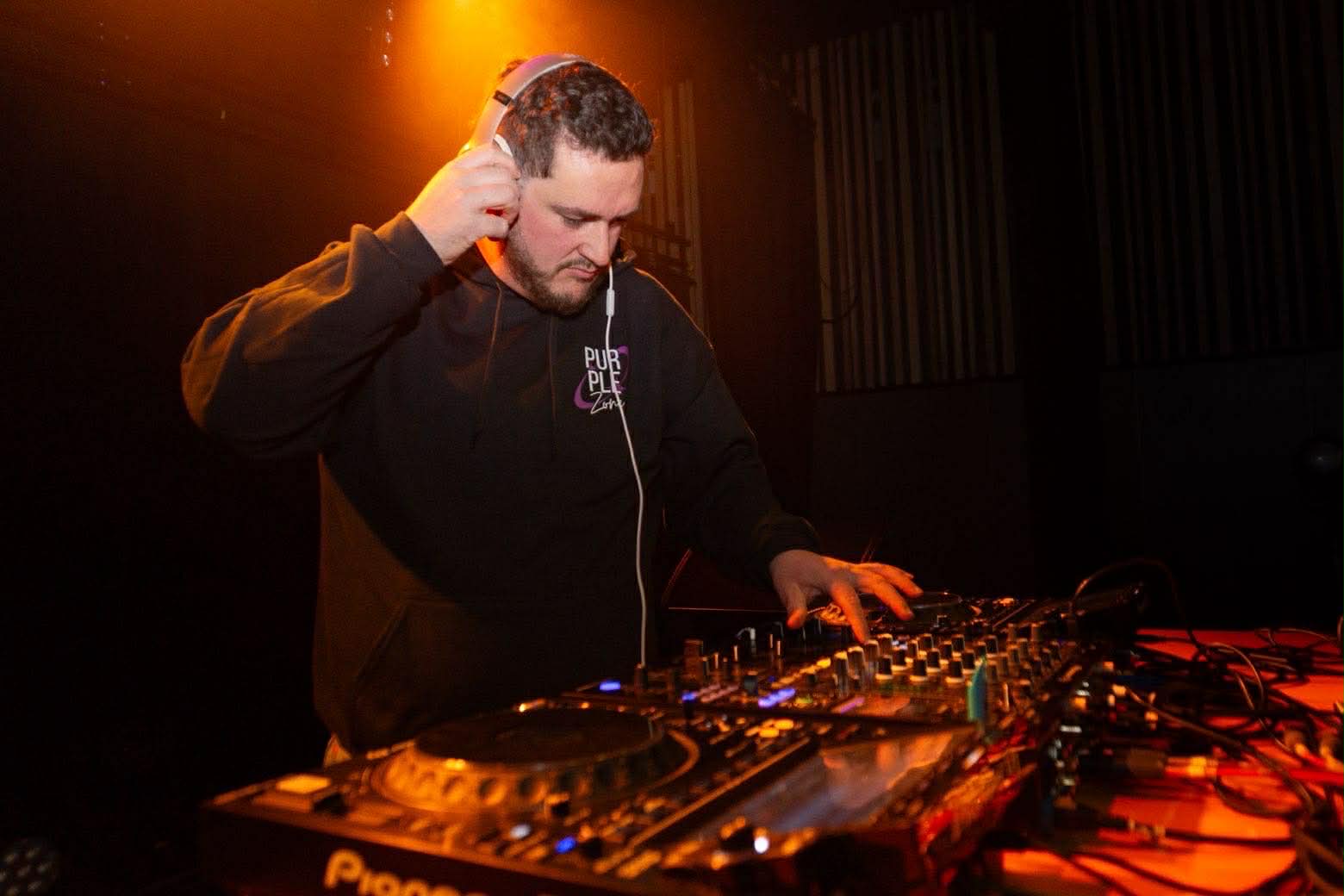 Purple-Zone Purple Zone 2026-05-09  Purple Zone est une association composée de 6 copains passionnés de musique. Nous organisons et participons à des soirées exclusives où nous partageons notre amour pour les genres Dub, House et Techno. 

Nos événements sont l'occasion de vivre des expériences musicales uniques, où les vibrations électroniques se mélangent pour créer une ambiance inoubliable. 

Rejoignez-nous pour danser, vibrer et célébrer ensemble au rythme de notre musique !
Pour cette soirée, ce sera Paul qui sera derrière les platines pour un set Dub comme on aime!
                        