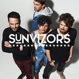 The-Sunvizors The Sunvizors 2019-09-07  Le groupe est composé de 5 musiciens intermittents du spectacle: Joy au chant, Nino à la guitare, Jc Wobble aux claviers, Noj à la basse et Aleks à la batterie. En Septembre 2014, le travail de composition a débuté avec l’envie commune de faire un album. En Novembre 2014, la sortie du clip « Colors » a permis d’officialiser le lancement du projet d’album et de débuter un travail sur l’univers graphique et la communication du groupe.

En Avril 2015 le groupe a fait sa première date dans une SMAC, en première partie de Clinton Fearon à « L’Echonova » de Vannes. Cela a permis d’obtenir d’autres programmations intéressantes tout au long de l’année au niveau local.
Fin Mai 2015, Une dynamique positive s’est également confirmée avec la réussite de la campagne de financement participatif ULULE qui a permis de financer la réalisation de l’album. En Novembre 2015, le groupe a commencé à travailler avec le tourneur Rennais « Come on tour ».
 

Depuis le 5 Mars 2016, l’album « Colors » est officiellement disponible avec une distribution physique et digitale assurée par Musicast. En Juin 2016, le second clip du groupe est sorti (titre Music Box). Depuis la sortie de l’album, le groupe a bénéficié de deux subventions SACEM relatives à l’autoproduction et une subvention de l’ADAMI. Le projet a également été sélectionné pour figurer sur la compilation des Grands prix SACEM 2016 (titre Music box). 54 dates et deux résidences ont été faites en 2016. Le fait d’avoir un tourneur a clairement développé le projet et élargi le champs de diffusion hors région d’origine.
 

En Janvier 2017, une résidence a eu lieu à la SMAC « La Batterie » à Guyancourt pour travailler les lumières et pour ajuster le set de la tournée 2017.
Le groupe a également été retenu par un dispositif d’accompagnement assuré par la SMAC « L’Echonova » de Vannes. Ce dispositif est effectif tout au long de cette année.
 

En 2018, The Sunvizors prépare la sortie de son nouvel album « FIRE INSIDE » et la tournée grâce à la présence du tourneur COME ON TOUR.
                        